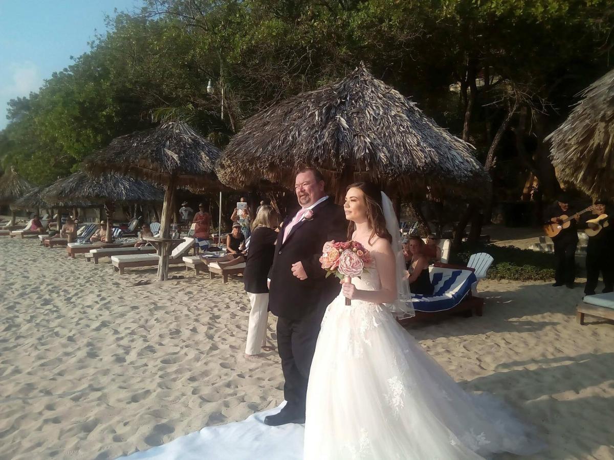 Hotel Catalina Beach Resort Сиуатанехо Екстериор снимка